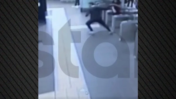 Ανήλικος αρπάζει χρυσή αλυσίδα από τουρίστρια σε σταθμό του ΗΣΑΠ
