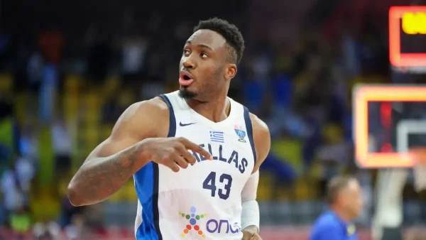 Θανάσης Αντετοκούνμπο: «Ο Βασίλης Σπανούλης μας έδωσε κίνητρο στην Εθνική μπάσκετ, είναι ευλογία να αγωνίζομαι στην ίδια ομάδα με τα αδέρφια μου»