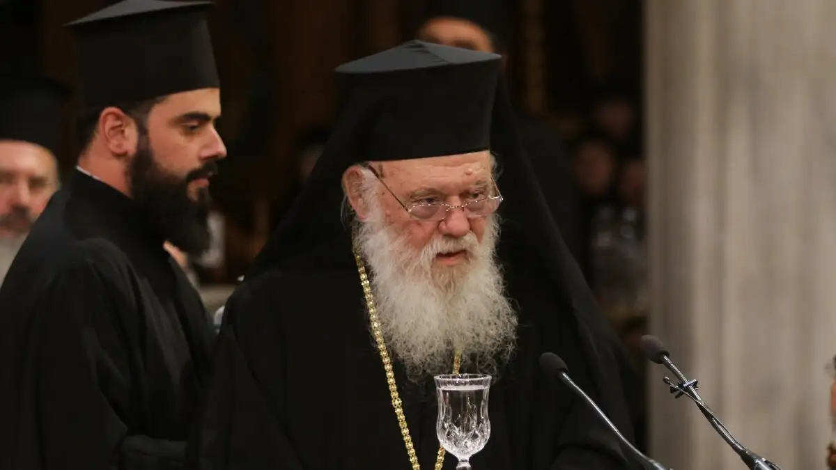 Ο Αρχιεπίσκοπος Ιερώνυμος πήρε εξιτήριο: «Όλα καλά», ψέλλισε με χαμόγελο – Δείτε βίντεο