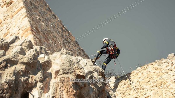 7η ΕΜΑΚ: Διάσωση άνδρα που έπεσε από ύψος 5 μέτρων στο Κάστρο Λαμίας - Δείτε εικόνες