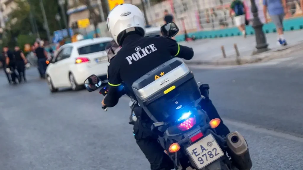 Στα χέρια της αστυνομίας δύο νεαροί ληστές που επιτέθηκαν σε κοπέλες