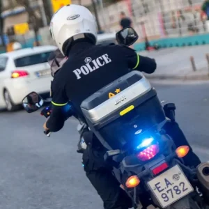 Στα χέρια της αστυνομίας δύο νεαροί ληστές που επιτέθηκαν σε κοπέλες