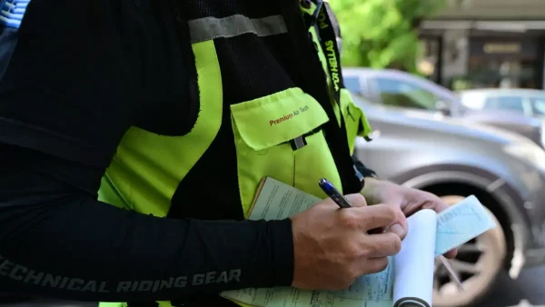 Θεσσαλονίκη: Πάρκαρε παράνομα «μπλοκάροντας» λεωφορείο και επιτέθηκε σε αστυνομικούς