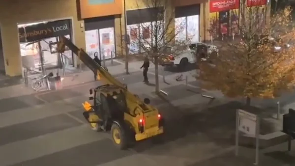 Αγγλία: Θρασύτατοι ληστές σήκωσαν ATM με εκσκαφέα, το έβαλαν σε φορτηγό και έγιναν καπνός