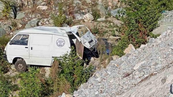 Ανήλικος οδηγούσε μεθυσμένος και προκάλεσε τροχαίο - Στην κοίτη χειμάρρου κατέληξε το βαν επαγγελματία