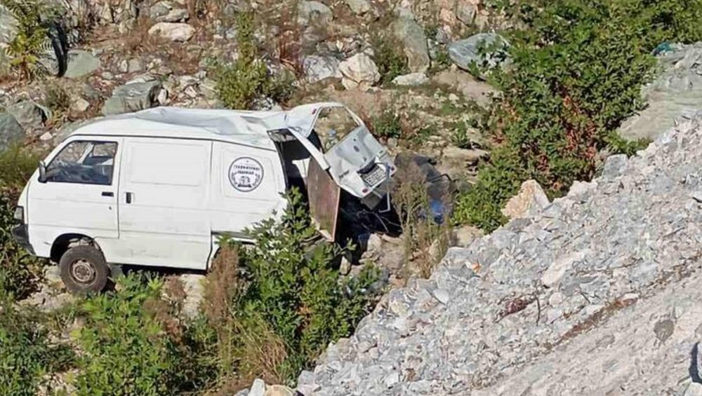 Ανήλικος οδηγούσε μεθυσμένος και προκάλεσε τροχαίο - Στην κοίτη χειμάρρου κατέληξε το βαν επαγγελματία