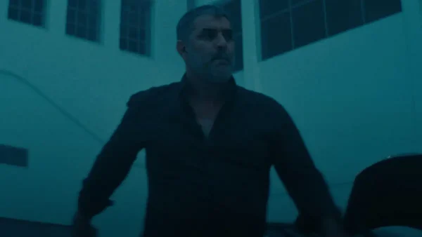 Ο Βασίλης Μπισμπίκης πρωταγωνιστεί στο νέο βίντεο κλιπ του ΛΕΞ για το κομμάτι «Σπασμένη φλέβα»