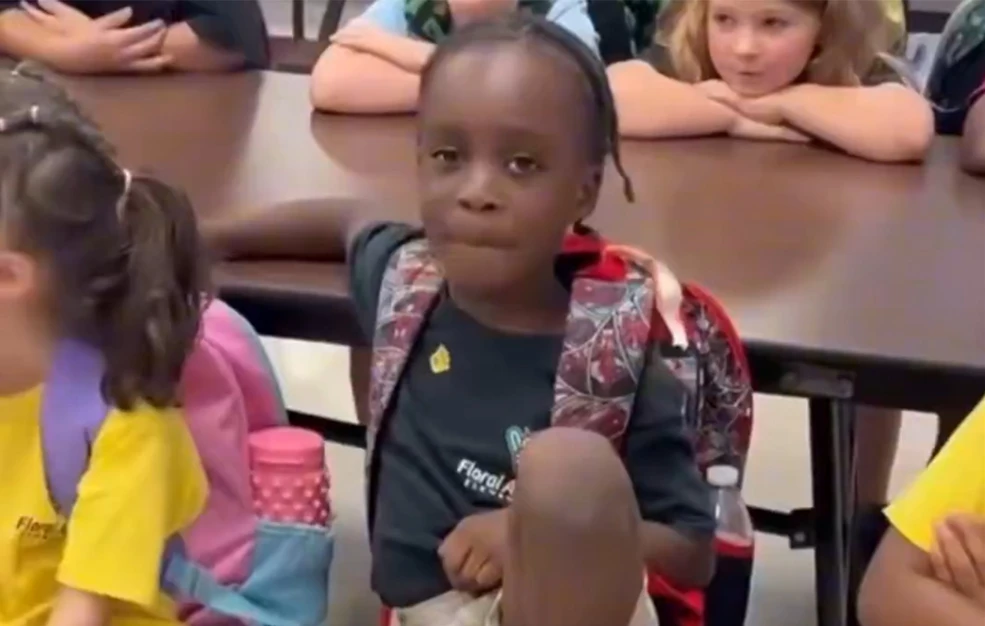 Περιστατικό ωμού ρατσισμού σε δημοτικό σχολείο: Δασκάλα τραγούδησε «μοιάζεις με μαϊμού» σε 6χρονο μαθητή – «Εξευτέλισε το παιδί μου»