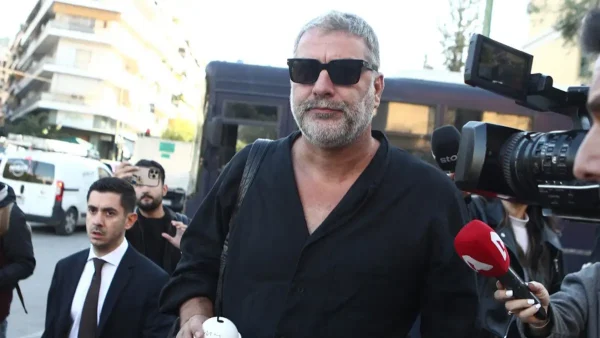 Ο Βασίλης Μπισμπίκης στα δικαστήρια για την υπόθεση του τροχαίου – Τα πρώτα πλάνα από την άφιξή του