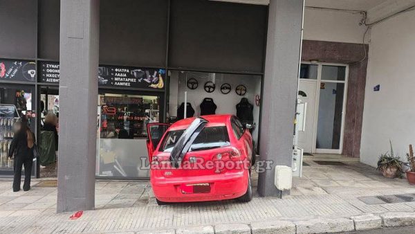 Λαμία: Τροχαίο στο κέντρο της πόλης - Έχασε τον έλεγχο και μπήκε στο μαγαζί (ΦΩΤΟ)