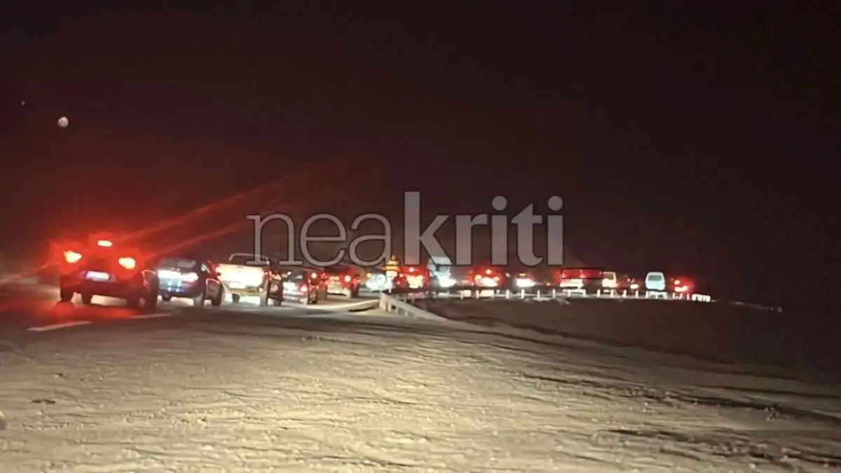 Κυκλοφοριακό χάος και ουρές χιλιομέτρων στον ΒΟΑΚ από το μπλόκο των αγροτών