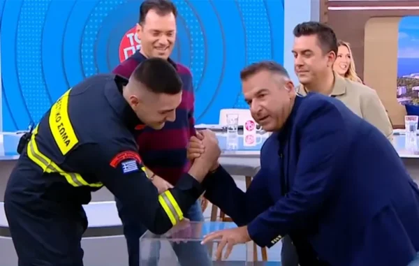 Ο Γιώργος Λιάγκας έπαιξε μπρα ντε φερ στην εκπομπή του και στραμπούλιξε το δάχτυλό του