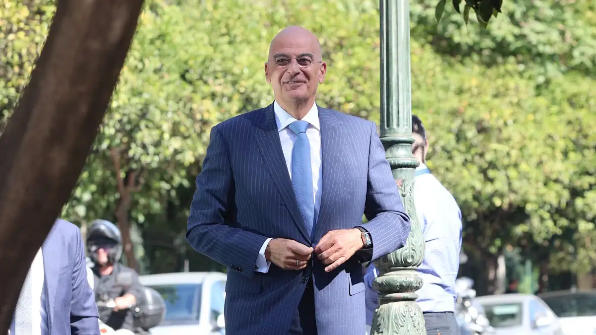 Οι πρώτες αντιδράσεις από την πλευρά της κυβέρνησης για την απουσία Δένδια από τη Βουλή και τις αποστάσεις από την τροπολογία για τον Άγνωστο Στρατιώτη