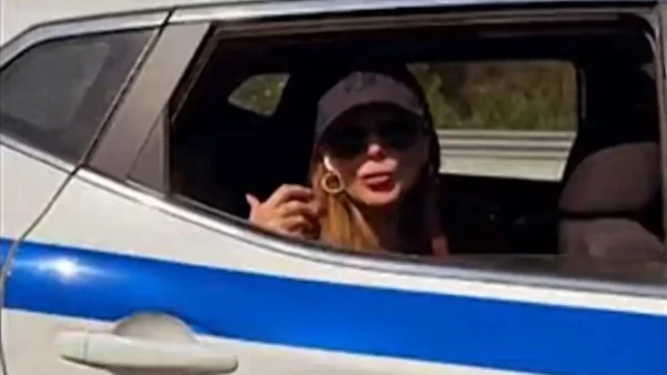 Η Δέσποινα Βανδή έπαθε λάστιχο και περιπολικό τη μετέφερε στο ξενοδοχείο της (ΒΙΝΤΕΟ)