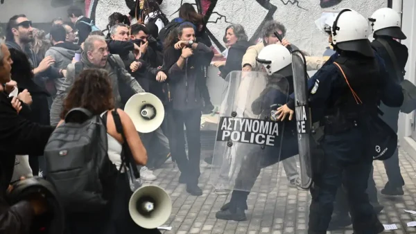 Επεισόδια σε συγκέντρωση διαμαρτυρίας εκπαιδευτικών στο Μεταξουργείο: Έπεσαν κρότου λάμψης και χημικά (ΦΩΤΟ)