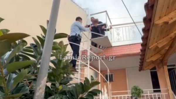 Λαμία: Αστυνομικοί έσωσαν ηλικιωμένη που είχε πνιγεί από τους καπνούς (ΒΙΝΤΕΟ)