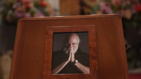 Διονύσης Σαββόπουλος: Ηχηρές απουσίες από Νίκο Ανδρουλάκη, Σωκράτη Φάμελλο και Δημήτρη Κουτσούμπα στην κηδεία του Νιόνιου