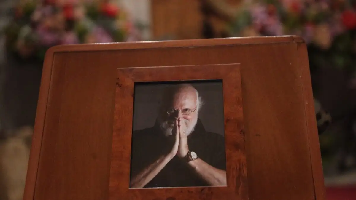 Διονύσης Σαββόπουλος: Ηχηρές απουσίες από Νίκο Ανδρουλάκη, Σωκράτη Φάμελλο και Δημήτρη Κουτσούμπα στην κηδεία του Νιόνιου