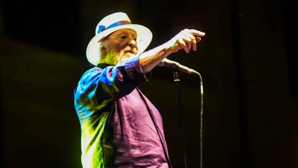 Διονύσης Σαββόπουλος: Σε λαϊκό προσκύνημα η σορός του πριν την κηδεία στη Μητρόπολη – Η επιθυμία της οικογένειας