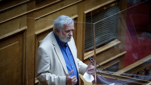 Ο Θοδωρής Δρίτσας ορκίστηκε βουλευτής ΣΥΡΙΖΑ στη θέση του Αλέξη Τσίπρα και προσχωρεί στη Νέα Αριστερά