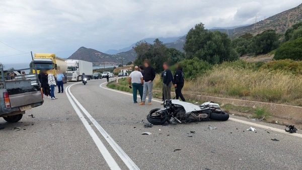 Φοβερό τροχαίο με δύο μηχανές και αγροτικό - Νεκρός 21χρονος αναβάτης, σοβαρά τραυματίας ο δεύτερος