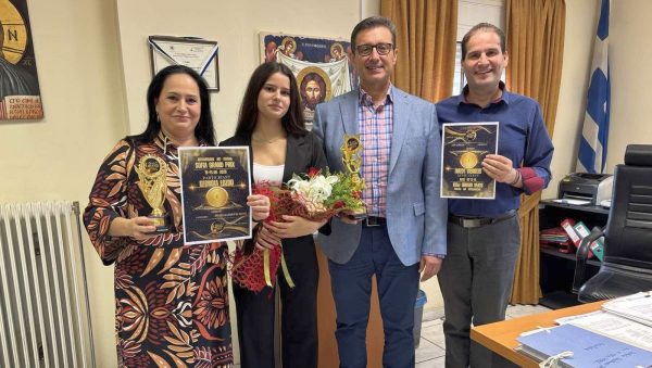 Λαμία: Βράβευση της μαθήτριας Γεωργίας Λόζου για τη χρυσή διάκριση σε διεθνή διαγωνισμό