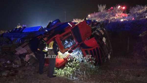 Εκτροπή νταλίκας έξω από τη Λαμία τα ξημερώματα - Τραυματίστηκε ο οδηγός - Δείτε εικόνες