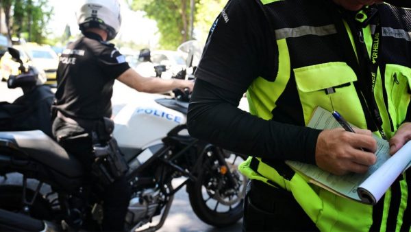 Μπλόκα της Τροχαίας: Τι προβλέπει ο νόμος για τους οδηγούς που προειδοποιούν άλλους - Το «παίξιμο» με τα φώτα και οι ομάδες στα τσατ