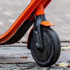 Πατίνι παρέσυρε και τραυμάτισε ηλικιωμένο στα Χανιά
