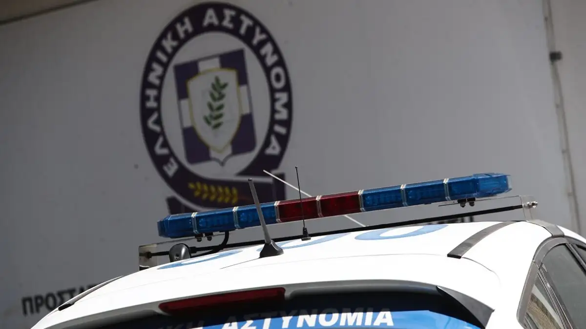 Υπό δρακόντεια μέτρα η δίκη για τη δολοφονία του 54χρονου τοπογράφου στο Ψυχικό - Η στιγμή της μεταγωγής των δύο κατηγορούμενων