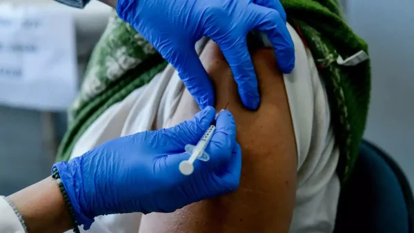 Ο ΕΟΔΥ καλεί σε έγκαιρο εμβολιασμό των ευάλωτων ομάδων κατά του κορονοϊού