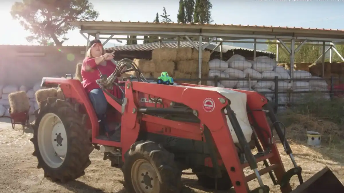 Η Έφη Θώδη επέστρεψε με τραγούδι έκπληξη: «Άι σαπέρ, δεν χωράμε στο τρακτέρ»