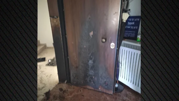 Επίθεση στο πολιτικό γραφείο του υφυπουργού Εξωτερικών Χάρη Θεοχάρη - Πέταξαν μολότοφ στην πόρτα, δείτε φωτογραφίες