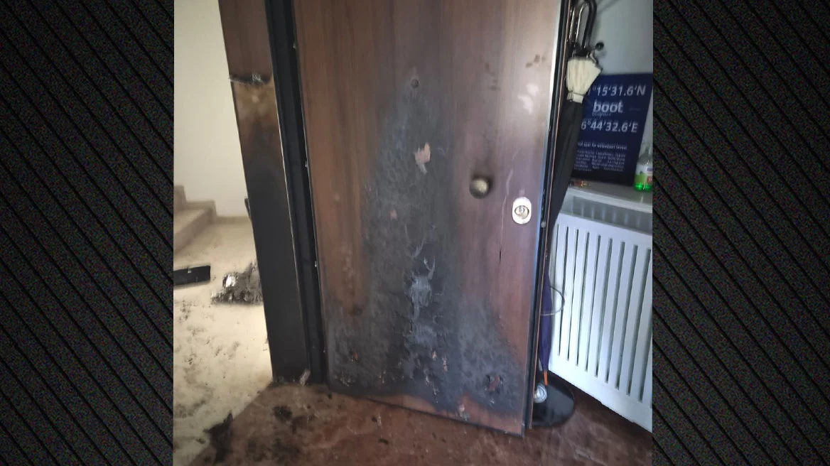 Επίθεση στο πολιτικό γραφείο του υφυπουργού Εξωτερικών Χάρη Θεοχάρη - Πέταξαν μολότοφ στην πόρτα, δείτε φωτογραφίες