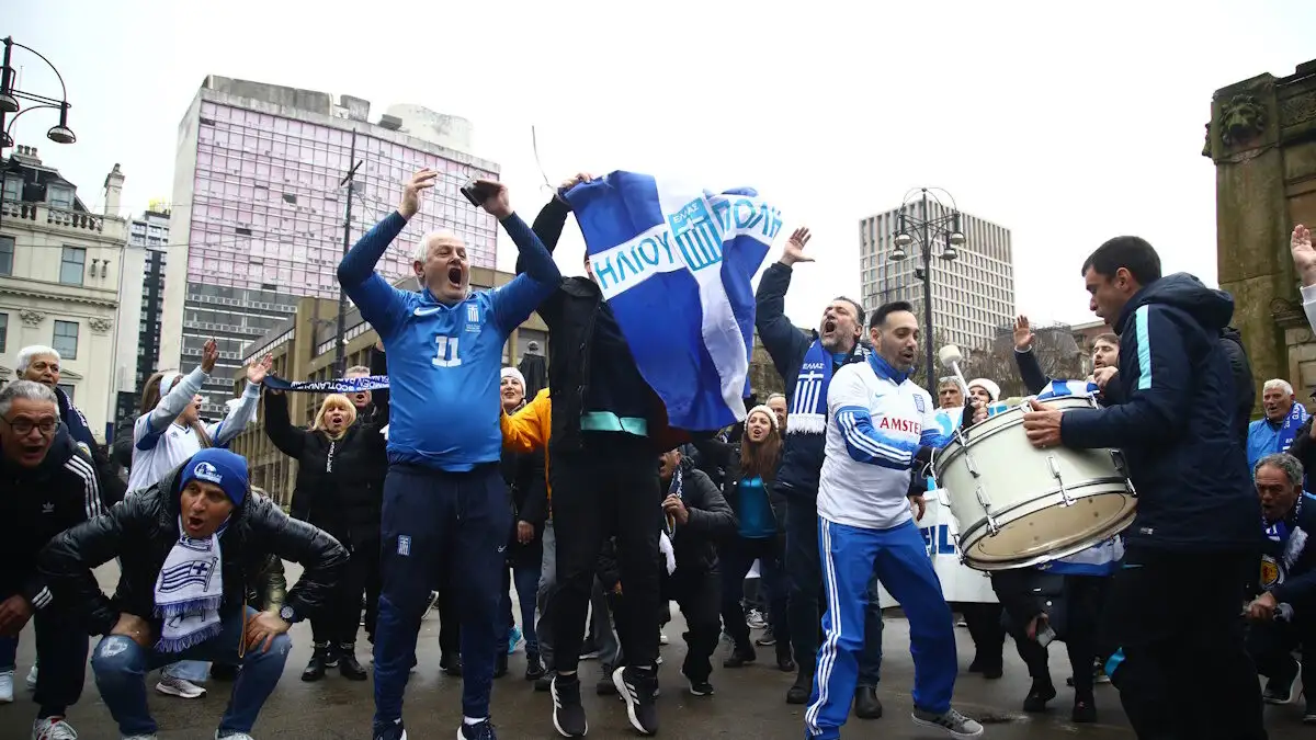 Σκωτία – Ελλάδα: Ο εθνικός ύμνος ακούστηκε στους δρόμους της Γλασκώβης – «Πάρτι» οπαδών έξω από το ξενοδοχείο της ομάδας