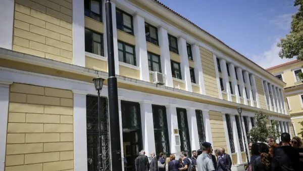 Συνελήφθη γυναίκα που έκανε χρήση ναρκωτικών μέσα στα δικαστήρια στην Ευελπίδων