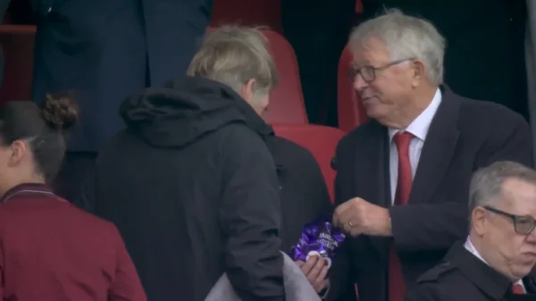 Λίβερπουλ - Μάντσεστερ Γιουνάιτεντ: Ο Φέργκιουσον πρόσφερε μπισκότα στον Νταλγκλίς στο ημίχρονο του ντέρμπι στο Άνφιλντ - Βίντεο