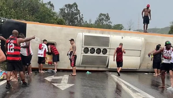 Σοκαριστικό τροχαίο στη Βραζιλία με λεωφορείο που μετέφερε οπαδούς της Φλαμένγκο – Δεκάδες τραυματίες με τέσσερις να βρίσκονται σε σοβαρή κατάσταση