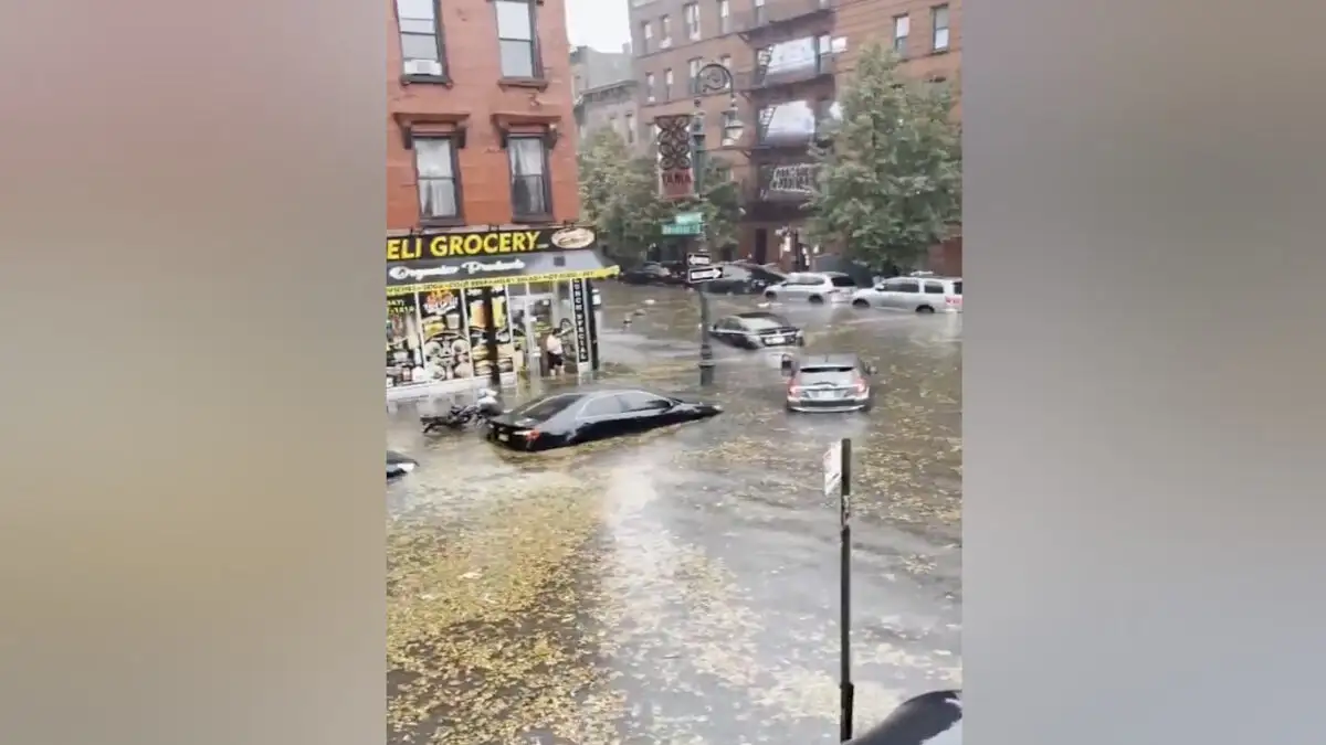 Νέα Υόρκη: Δύο νεκροί από τις σφοδρές πλημμύρες – Δρόμοι ποτάμια και χάος στα αεροδρόμια