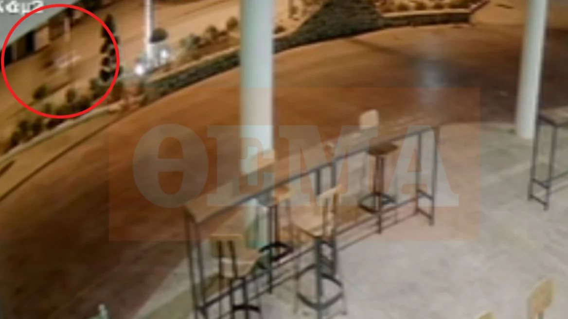 Το βίντεο που εξετάζει η ΕΛΑΣ για το διπλό φονικό στη Φοινικούντα - Οδηγός περνάει «σφαίρα» με το μηχανάκι του