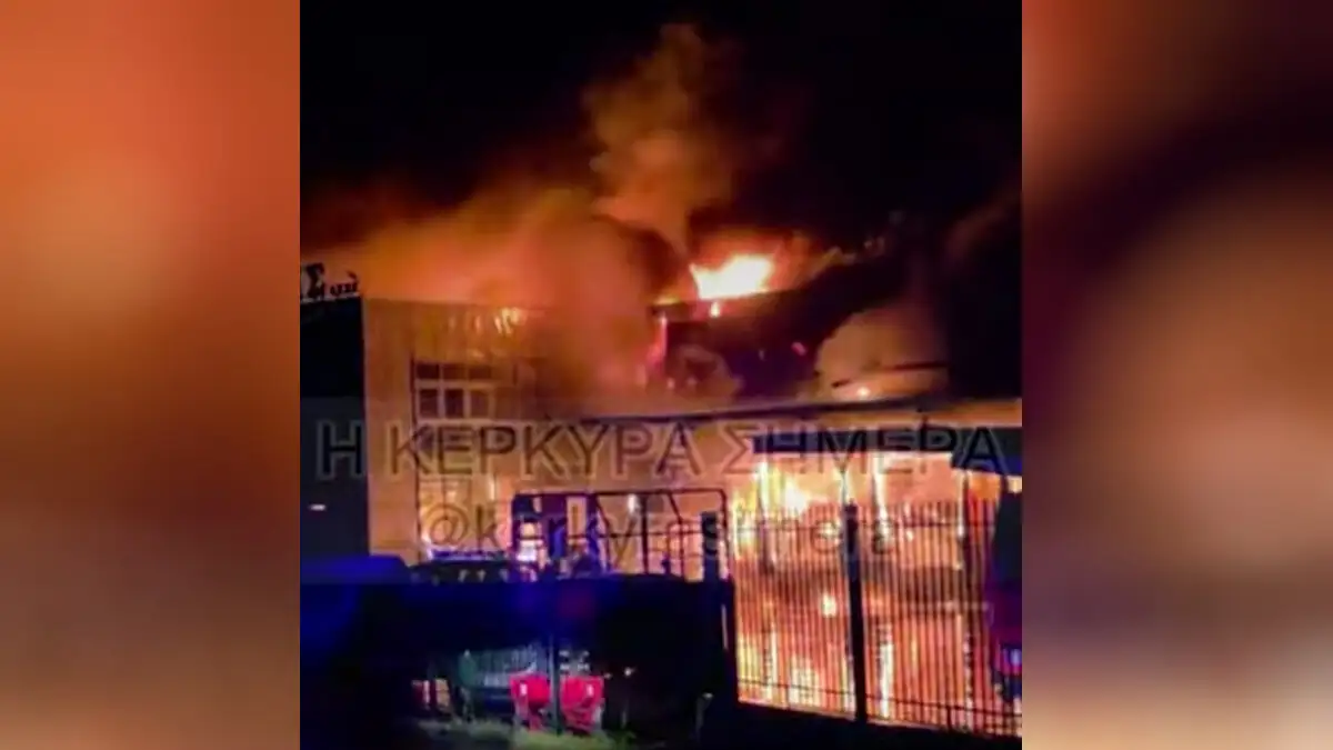 Φωτιά στην Κέρκυρα σε επιχείρηση με κατεψυγμένα: Μήνυμα του στους κατοίκους για τον πυκνό καπνό – «Κλείστε πόρτες και παράθυρα»