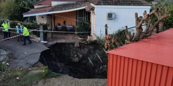 Απίστευτες εικόνες στις Φυτείες Αιτωλοακαρνανίας: Άνοιξε κρατήρας ανάμεσα σε σπίτια!