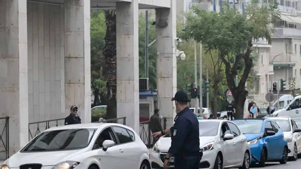 Συναγερμός στη ΓΑΔΑ: Άνδρας απειλεί ότι έχει πάνω του εκρηκτικά