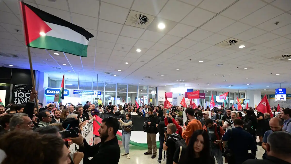 Έφτασαν στην Αθήνα οι 27 Έλληνες που συμμετείχαν στην αποστολή του στολίσκου Sumud – Πλήθος κόσμου τους υποδέχτηκε στο «Ελ. Βενιζέλος»