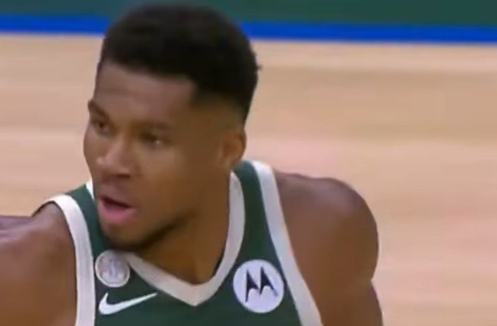 Ο Γιάννης Αντετοκούνμπο έκανε εντυπωσιακή πρεμιέρα στο NBA και οι Μπακς νίκησαν τους Γουίζαρντς 133-120