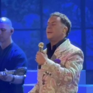 Ο Γιώργος Μαζωνάκης αποθεώθηκε στο νυχτερινό κέντρο που εμφανίζονται Σάκης Ρουβάς και Νατάσα Θεοδωρίδου