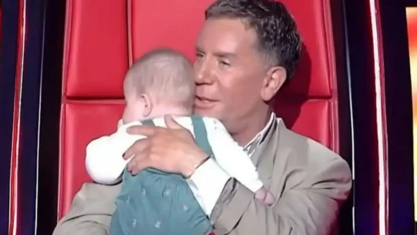 Ο Γιώργος Μαζωνάκης πήρε στην αγκαλιά του ένα μωρό και το τάισε στο πλατό του «The Voice»
