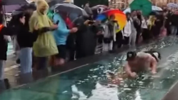 Οπαδός της Γκόου Αχέντ Ιγκλς έκανε τσουλήθρα στο βροχερό Mοναστηράκι - Δείτε βίντεο