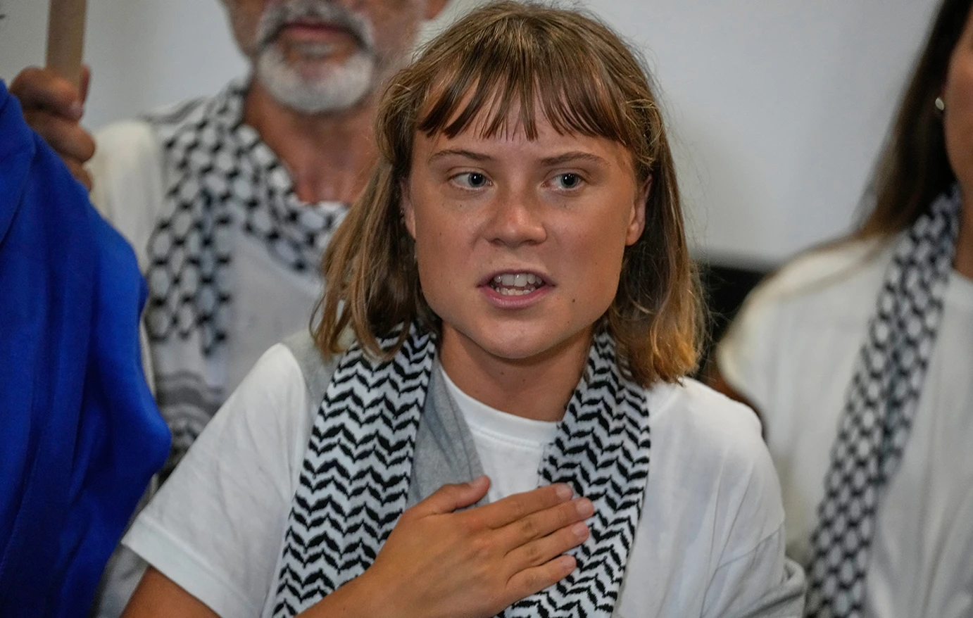 Τα «βασανιστήρια» των Ισραηλινών στη Γκρέτα Τούνμπεργκ: Πάτησαν το καπέλο της και την ανάγκασαν να αλλάξει μπλούζα