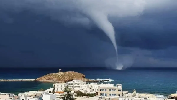 Νάξος: Εντυπωσιακός υδροστρόβιλος «ταξίδεψε» πάνω από τη θάλασσα του νησιού